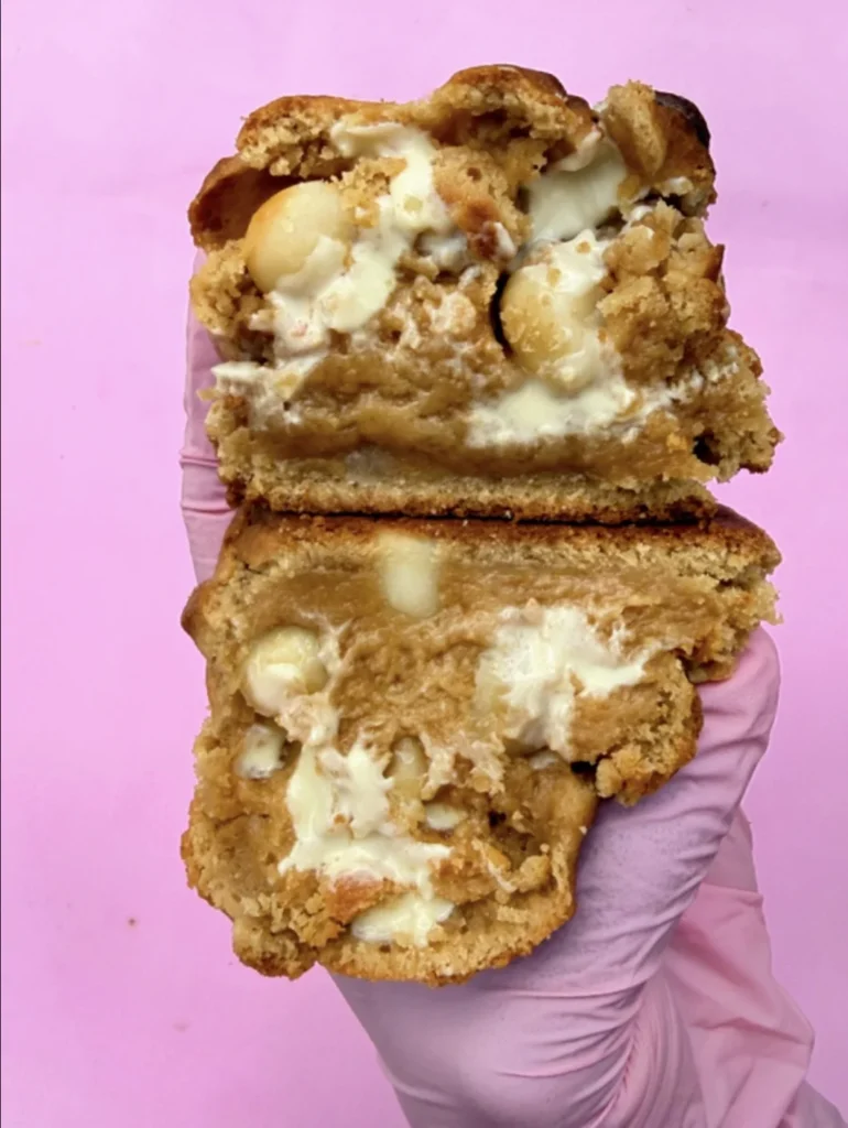 Le Macadamia, cookie coupé aux noix de macadamia et chocolat blanc