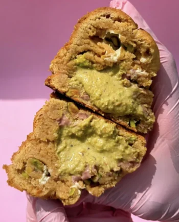 Ruby Pistachio, cookie coupé au cœur pistache