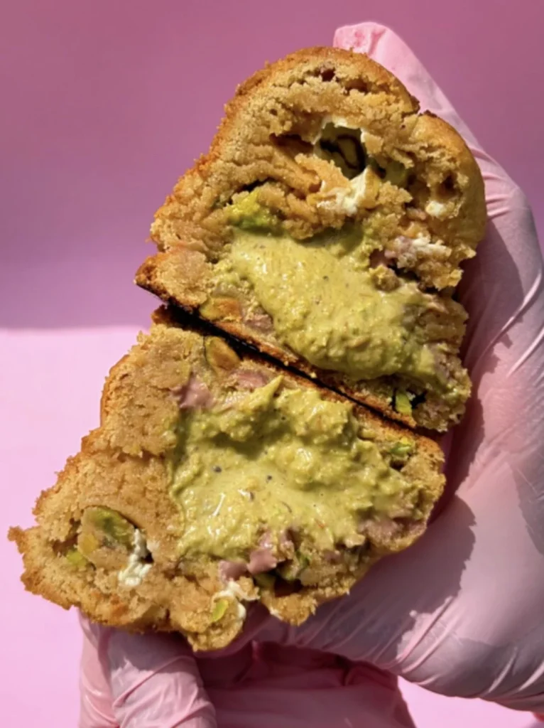 Ruby Pistachio, cookie coupé au cœur pistache